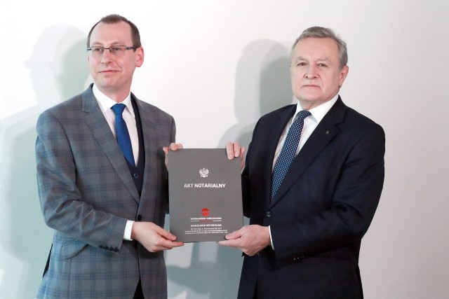 Dyrektor Robert Andrzejczyk i wicepremier Piotr Gliński z podpisanym aktem notarialnym
