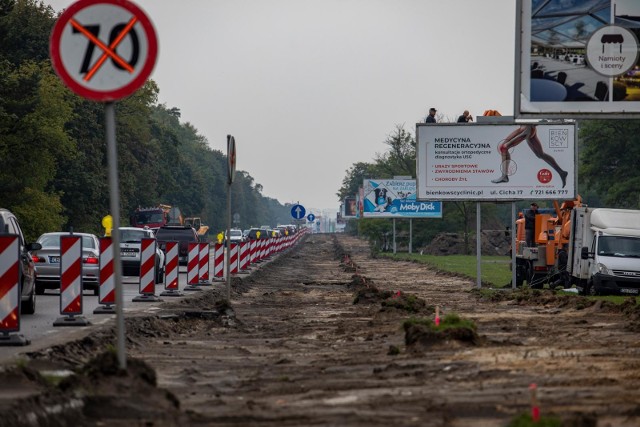 Kilka tygodni temu rozpoczęły się prace przy budowie buspasów na ul. Gdańskiej w Bydgoszczy. Z dodatkowych pasów skorzystają pasażerowie komunikacji miejskiej, która dzięki inwestycji ma kursować szybciej i bardziej punktualnie. W ramach inwestycji powstanie też bezpieczne rondo na połączeniu z ul. Rekreacyjną.Budowa Teatru Kameralnego w Bydgoszczy