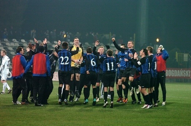 Piłkarze Zawiszy mogli cieszyć się po meczu w Elblągu