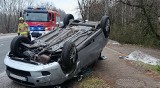 Na drodze krajowej 52 w Bulowicach (gmina Kęty) dachował fiat po zderzeniu z volkswagenem. Zdjęcia 