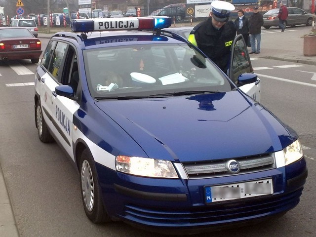 Policja przeprowadza się na ulicę Waryńskiego.