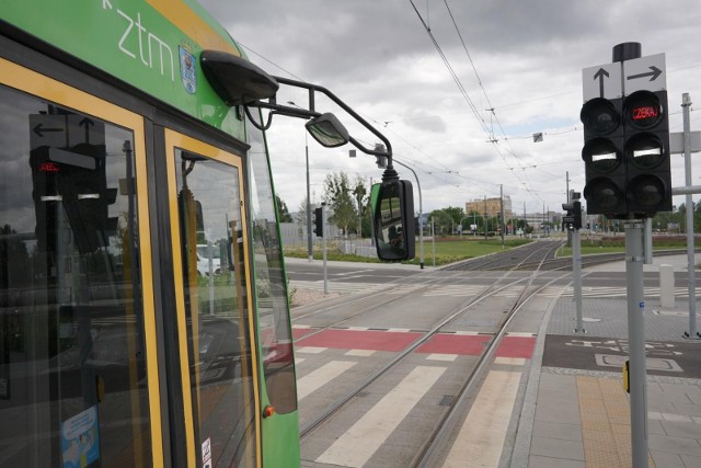 Do zdarzenia doszło od rana. Kierowca Ubera wymusił pierwszeństwo i został uderzony przez nadjeżdżający tramwaj.