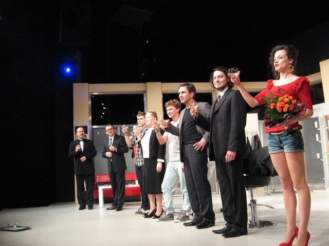 Po zakończeniu spektaklu "Szalone nożyczki&#8221; dyrektor Zbigniew Rybka razem  z wiceprezydentem Ryszardem Fałkiem (z lewej) złożył życzenia szczęśliwego Nowego Roku widzom i aktorom.