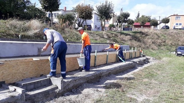 Stare krzesełka zastąpią nowe, drewniane siedziska