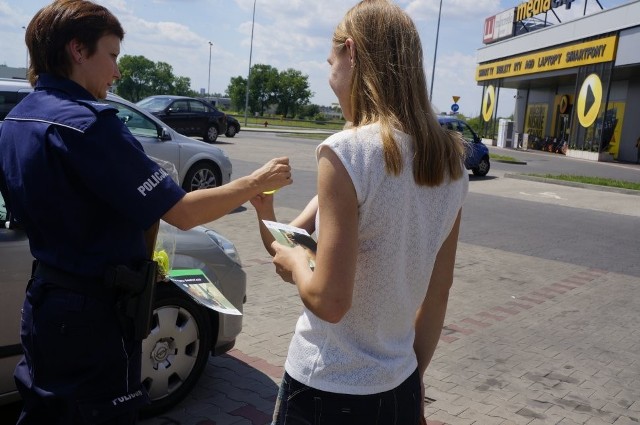 Akcja profilaktyczna policji w Piekarach Śląskich skierowana do rodziców, aby nie pozostawiali swoich dzieci bez nadzoru