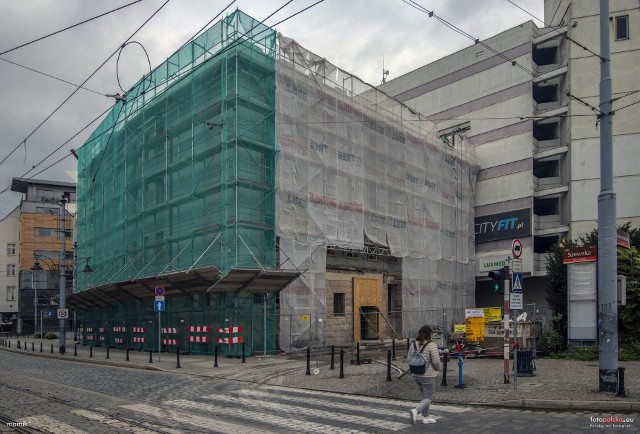 W centrum Wrocławia, na rogu ulic Szewskiej i Kazimierza Wielkiego, znajdował się budynek biurowy. Powstał pod koniec lat 30. XX wieku. Teraz niewiele można dostrzec przez postawione rusztowanie i siatkę zabezpieczającą.