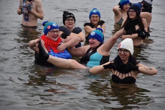29 stycznia miało miejsce wielkie morsowanie w jeziorze Kłodno w Chmielnie. Mimo przeraźliwego ziąbu - wiatru i deszczu, pluskali się w wodzie ze śpiewem na ustach!