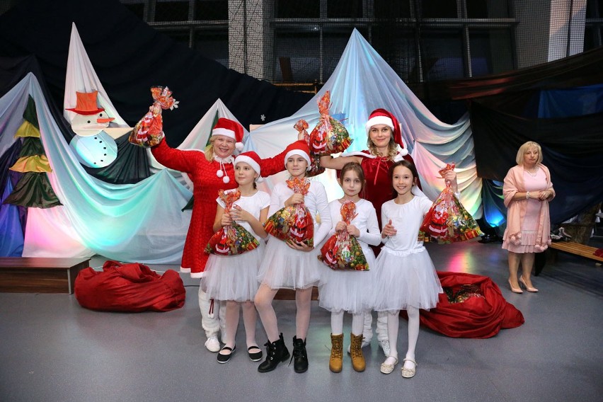 550 dzieci na Mikołajkach w Morawicy! Święty Mikołaj przyjechał do nich na... saniach (DUŻO ZDJĘĆ)