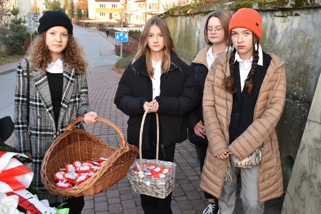 Mieszkańcy gminy Osiek godnie uczcili 103. rocznicę odzyskania przez Polskę Niepodległości. O godzinie 15:30 w kościele świętego Stanisława modlili się podczas mszy świętej w intencji ojczyzny. Później przemaszerowali na rynek, gdzie nastąpiło wspólne odśpiewanie hymnu oraz złożenie kwiatów pod pomnikiem 1000-lecia Osieka. Ostatnim akcentem był koncert patriotyczny w Ośrodku Kultury i wręczenie nagród w konkursie plastycznym "Niepodległość oczami młodego pokolenia". Więcej zdjęć z obchodów na kolejnych slajdach>>>