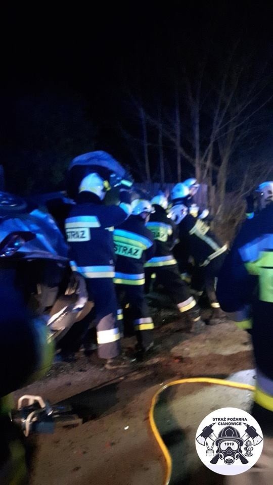 Wypadek w Cianowicach. Jedna osoba uwięziona w samochodzie