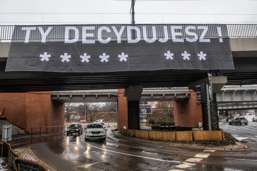 Baner "Ty decydujesz!" wisi na wiadukcie nad ul. Roosevelta...