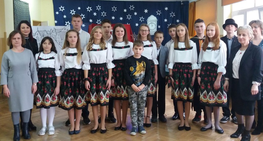 „Wigilijna opowieść” uczniów z Mydłowa w gminie Iwaniska. Pamiętajmy o tym, co jest najważniejsze (ZDJĘCIA)