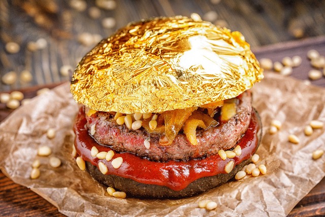 Burgery coraz częściej podawane są z użyciem luksusowych składników. Kliknij w obrazek, aby zobaczyć wyszukane burgery.
