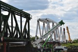 Budowa nowego mostu przez Odrę w Opolu. Historyczna przeprawa kolejowa znika z krajobrazu miasta, nową już widać, ale jeszcze jest na lądzie