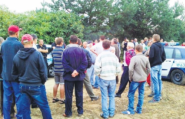 Mieszkańcy gminy protestują przeciwko fermie norek. Pełnią na zmianę dyżury, by na teren budowy nie wjechały betoniarki.
