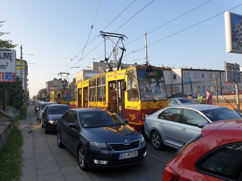 Tramwaj zderzył się ze skodą na ul. Kilińskiego. Utrudnienia w ruchu ZDJĘCIA