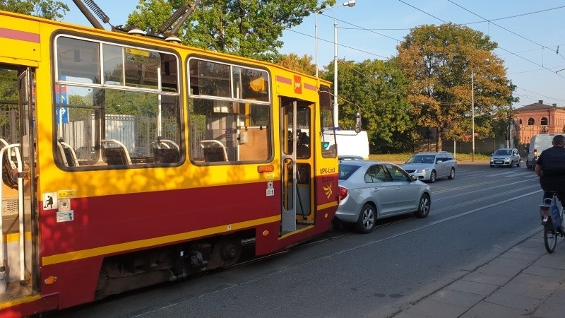 Tramwaj zderzył się ze skodą na ul. Kilińskiego. Utrudnienia w ruchu ZDJĘCIA