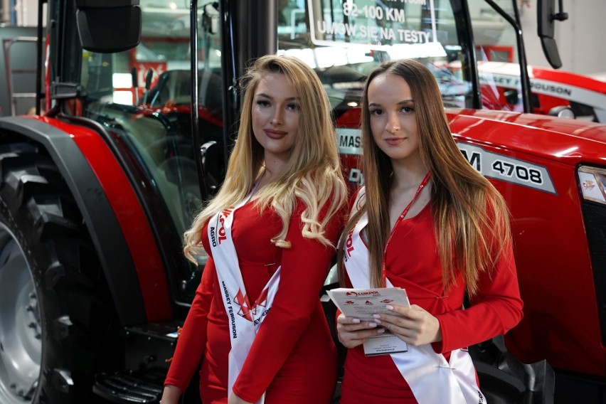 Zjawiskowe hostessy promują ciągniki i maszyny na Agrotechu w Kielcach. Zobacz je na zdjęciach 