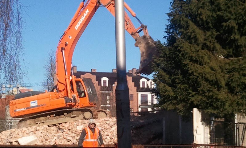 Wyburzanie budynku przy ul. Podgrodzie w Koszalinie....