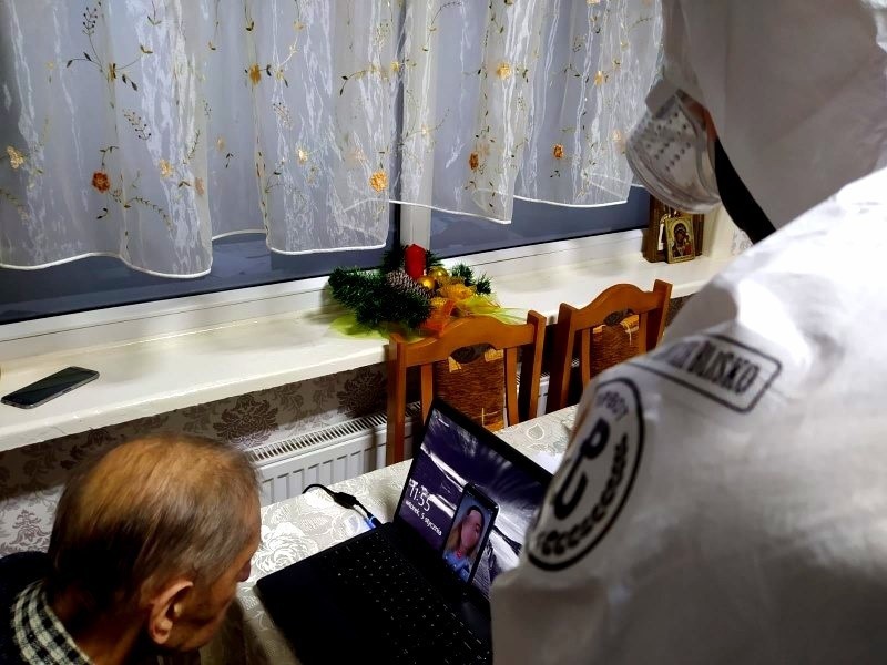 Prawosławne święta w cieniu koronawirusa. Dzięki terytorialsom, seniorzy z hajnowskich domów pomocy mogli spotkać się z bliskimi (zdjęcia)