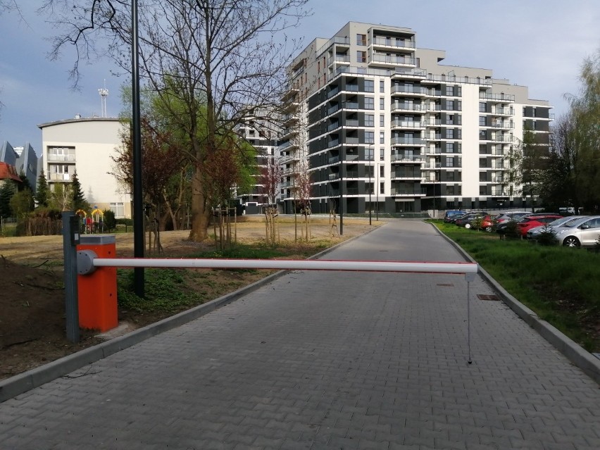 Mieszkańcy okolicznych bloków i rodzice uczniów narzekają,...