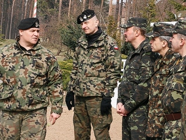 Dowódca batalionu manewrowego ppłk Rafał Miernik (pierwszy z lewej) i dowódca "siedemnastej&#8221; gen. bryg. Rajmund T. Andrzejczak  (w środku) zapoznali ukraińskich oficerów z celami Weimarskiej Grupy Bojowej, której filarem będzie od stycznia przyszłego roku międzyrzecka brygada.