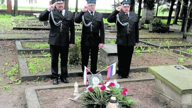 Symboliczną mogiłę zrobiono na cmentarzu w Iwaniskach.