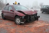 Wypadek na wiadukcie przy Puszkina w Łodzi. Kobieta w ciąży w szpitalu [zdjęcia]