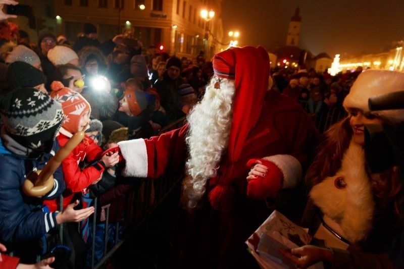 Święty Mikołaj spotkał się z dziećmi w centrum miasta (zdjęcia, wideo)