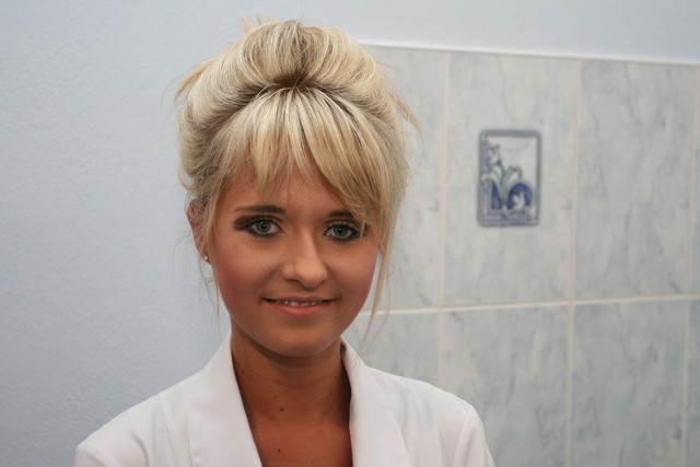 Nasz ekspert Aleksandra Wojtecka - dyplomowana kosmetyczka, ukończyła Europejską Akademię Zdrowia i Urody w Kielcach. Prowadzi gabinet kosmetyczny od dwóch lat.
