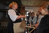 W chacie podcieniowej w Silnie uczą tkania i przędzenia