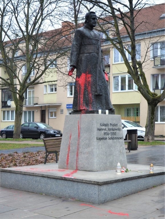 Pomnik ks. Henryka Jankowskiego w Gdańsku oblany farbą. Na...