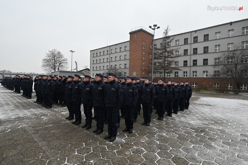 Ślubowanie policjantów w Katowicach. Zobacz kolejne zdjęcia....