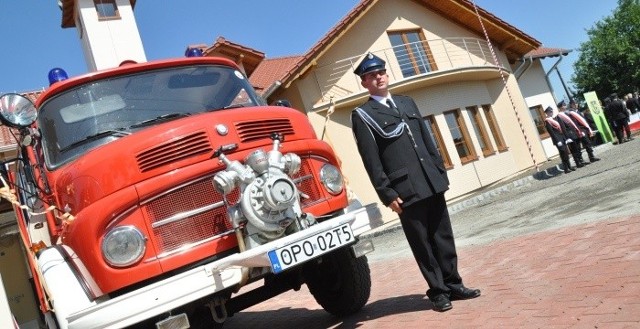 Strażacy z Wrzosek z okazji 75-lecia swojej jednostki dostali sztandar, samochód i remizę.