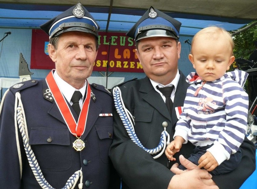 Trzy pokolenia strażackie: (od lewej) Kazimierz Krzysiek,...