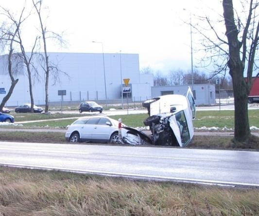 Trzech rannych w wypadku volkswagenów na ul. Fabrycznej w Oświęcimiu