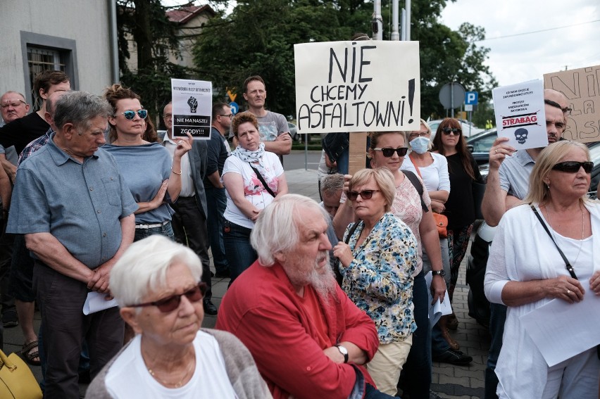 Mieszkańcy Dąbrowy i okolic protestowali przed Urzędem Gminy...