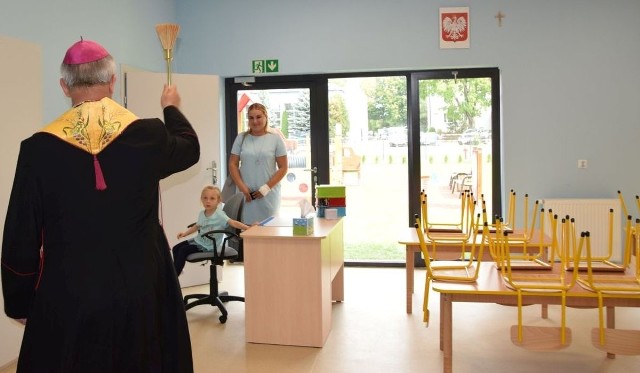 Biskup kielecki Jan Piotrowski poświęcił pomieszczenia nowo wybudowanego przedszkola w Seceminie.