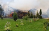 Grauże Nowe. W garażu spłonęły dwa samochody. Jedna osoba trafiła do szpitala