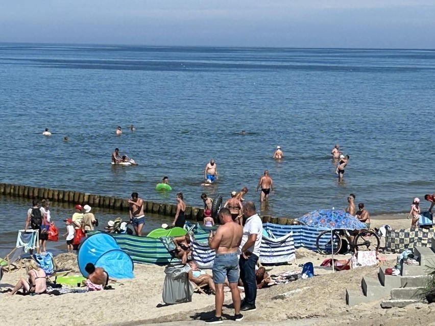Słoneczny wtorek w Mielnie, na plaży tłumy