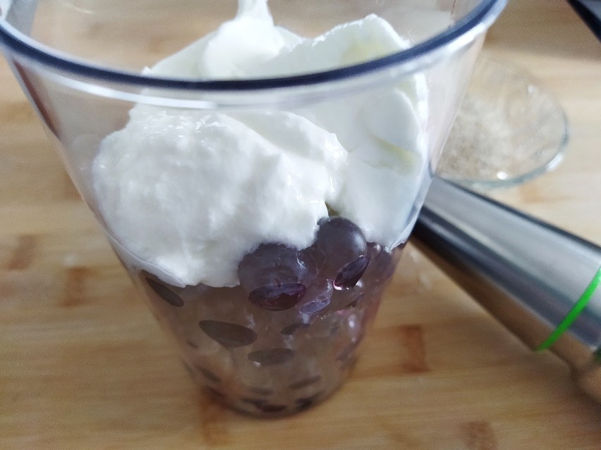Przełóż owoce i jogurt do wysokiego naczynia i zmiksuj.