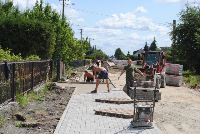 Na drodze Konieczno-Modrzewie przybywa chodnika. Więcej na następnych zdjęciach >>>