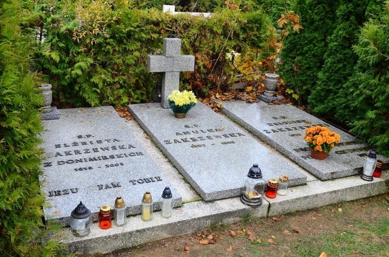 Zniszczony grób profesora Zbigniewa Zakrzewskiego.