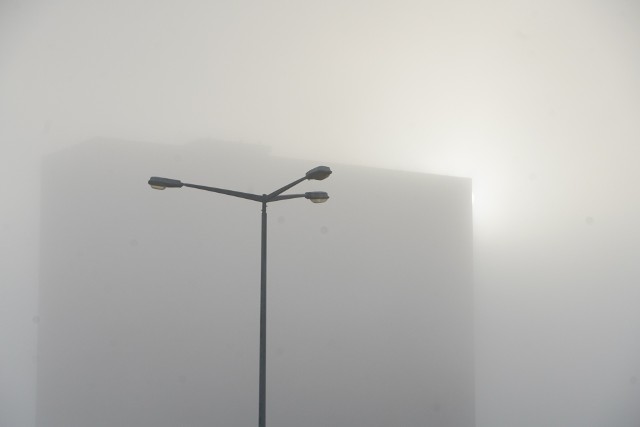 W Poznaniu od rana utrzymywała się gęsta mgła.