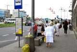 Absurdalna sytuacja przy ulicy Żelaznej w Kielcach. Wiata i przystanek w... innych miejscach. Zobacz zdjęcia