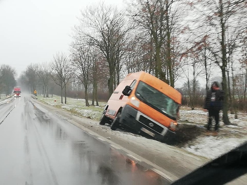 Podlaska policja ostrzega, że na drogach jest bardzo ślisko....