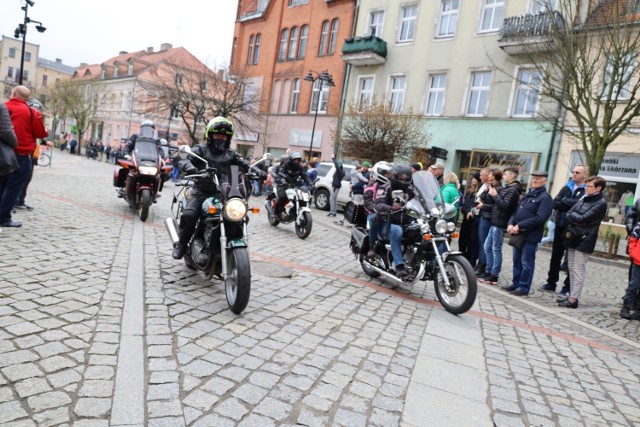 Spotkanie na gnieźnieńskim rynku uświetnił rajd ulicami Gniezna.