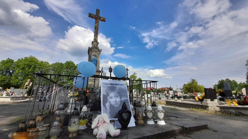 Mieszkańcy Rydułtów zapalają znicze pod krzyżem na cmentarzu...