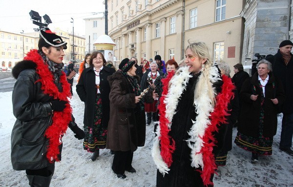 Przebierańcy na placu Wolności. Trwa festiwal Carnavalia  [zdjęcia]