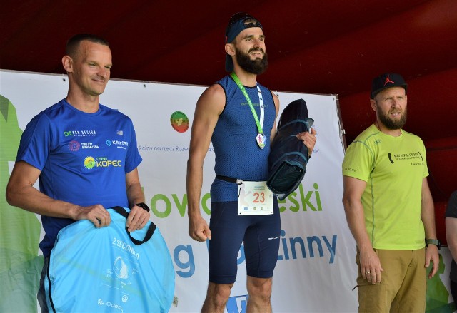 Zwycięzcy biegu na 11 km, od lewej Dominik Kryca (2. miejsce), Krystian Kamieniarz (1. miejsce) i Szymon Jakubiec (3. miejsce)